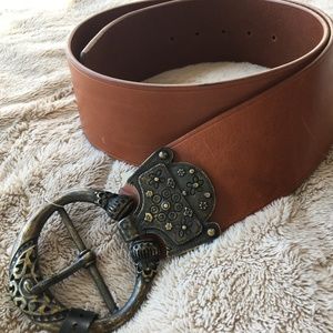 Cognac brown leather belt with carved brass buckle